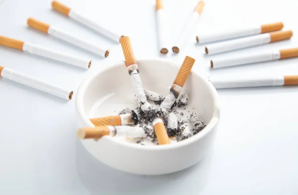 Cenicero Blanco Con Cigarrillo Fumar — Foto de Stock