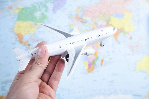 Manlig Hand Håller Flygplan Världskartan Resor — Stockfoto