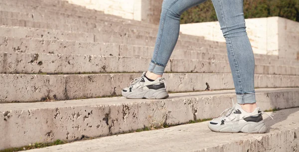 Junge Frau Läuft Der Stadt Die Treppe Hinauf — Stockfoto