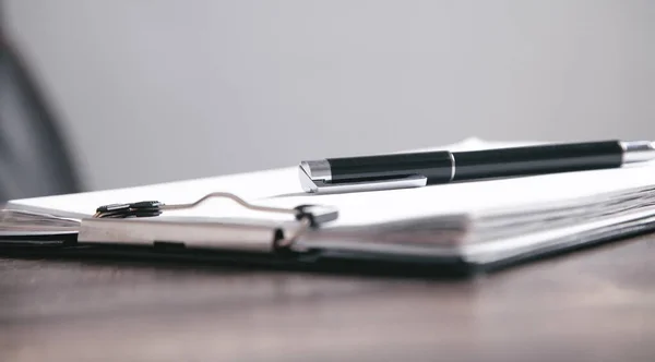 契約し 机の上にペン 事業概念 — ストック写真