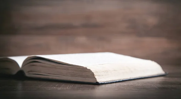Heilige Bibel Auf Dem Holztisch — Stockfoto