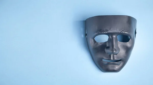 Máscara Negra Sobre Fondo Azul — Foto de Stock