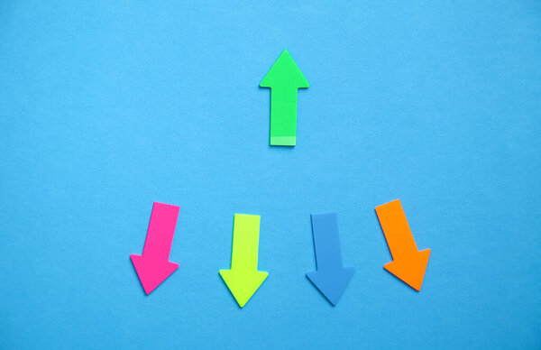 Красочные стрелки на голубом фоне.