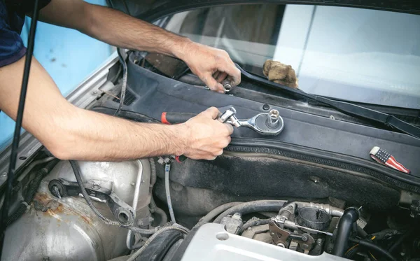 Mechanic Repairing Car Ratchet Wrench — Stock Photo, Image