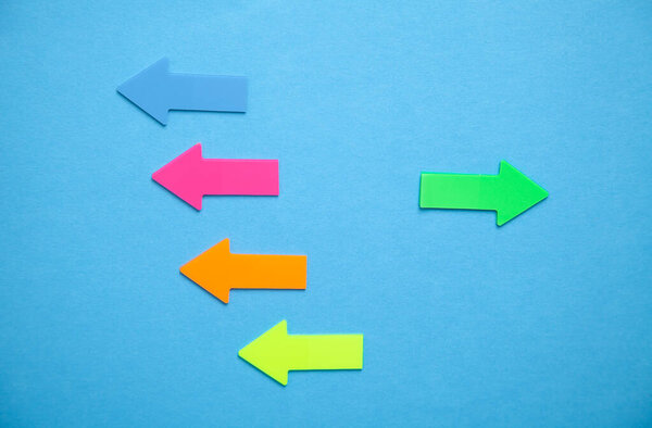 Красочные стрелки на голубом фоне.