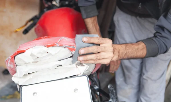 Preparación Para Pintar Una Motocicleta Mano Papel Lija — Foto de Stock