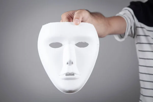 Hombre Sosteniendo Máscara Blanca Falsa Anónima — Foto de Stock