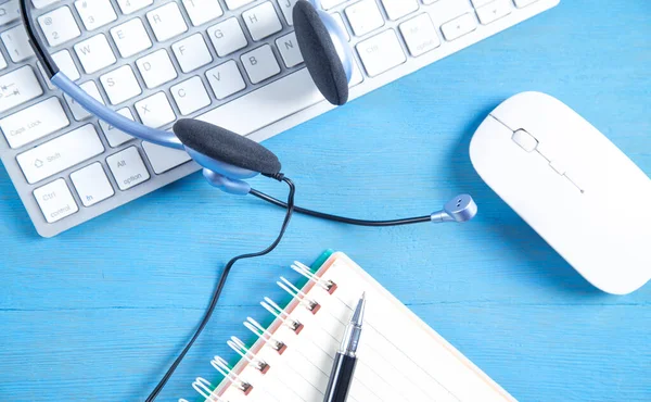 Kundendienst Headset Computertastatur Und Geschäftsobjekte Auf Blauem Hintergrund — Stockfoto