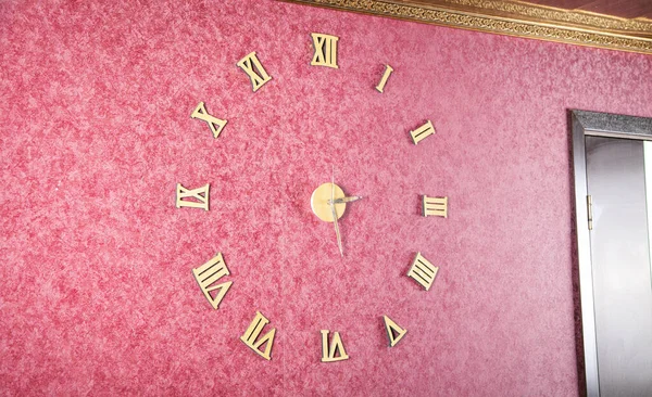 Σύγχρονο Ρολόι Τοίχου Στο Δωμάτιο — Φωτογραφία Αρχείου