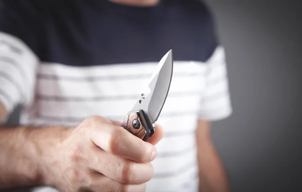 Mano Masculina Sosteniendo Cuchillo Caza — Foto de Stock