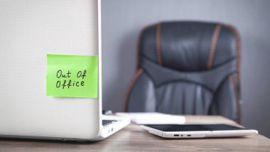 Bilgisayarlı yapışkan notla ofis dışı ileti.