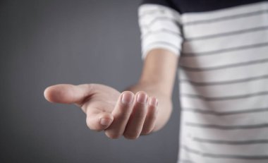 Beyaz adam boş elini gösteriyor..