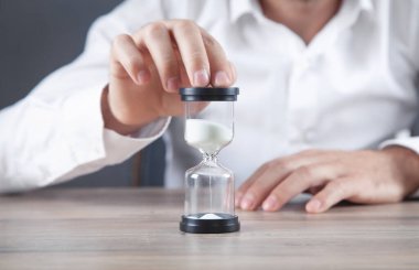 Kum saati tutan adam. Son teslim tarihi kavramı