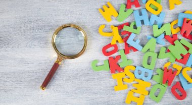 Renkli harflerle büyüteç.