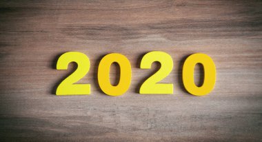 - Mutlu yıllar. Ahşap arka planda 2020