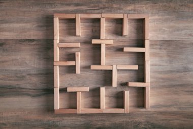 Labirent ahşap bloklardan yapılmış..