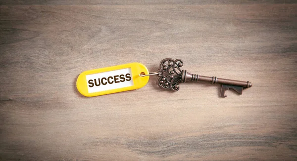 Κλειδί Για Την Επιτυχία Στο Ξύλινο Φόντο — Φωτογραφία Αρχείου