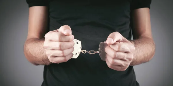 Kaukasische Männerhände Handschellen Festnahme — Stockfoto