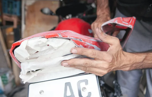 Preparación Para Pintar Una Motocicleta Mano Papel Lija — Foto de Stock