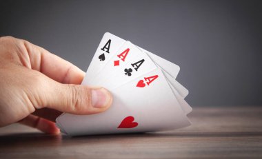 Erkek el holding iskambil.