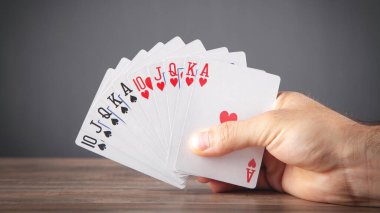 Erkek el holding iskambil.