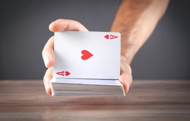 Erkek el holding iskambil.