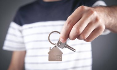 Evin anahtarlarını tutan adam. Emlak