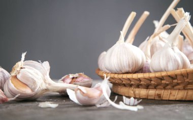 Arkaplanda sarımsak soğanı var..