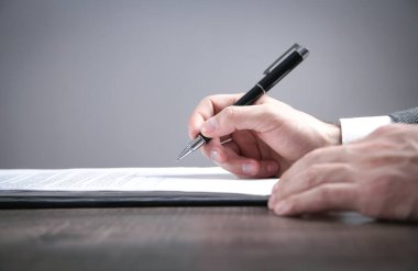 İşadamı ofiste sözleşme imzaladı.
