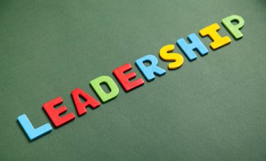 Yeşil arka planda renkli sözcük liderliği.