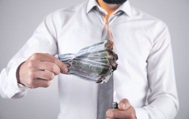 άνθρωπος καύση Δολάριο τραπεζογραμματίων.