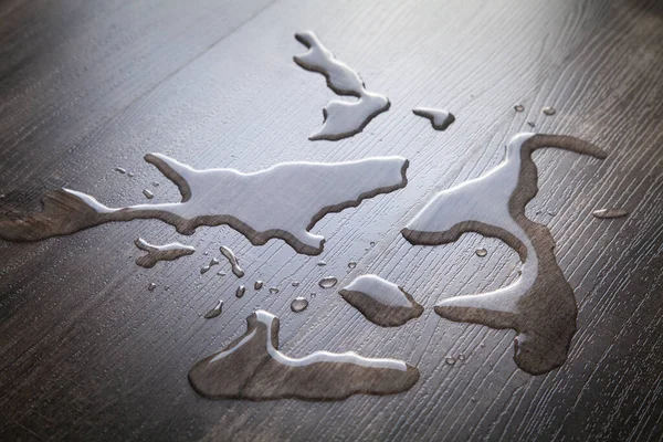 Kaplamalı zeminde bir damla su.