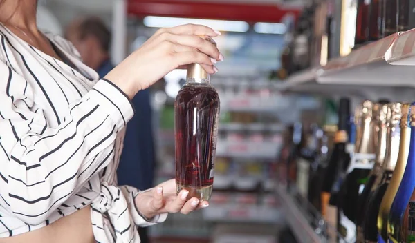 Женщина Покупает Коньяк Супермаркете — стоковое фото