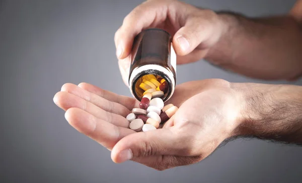Férfi Kézfogás Üveg Orvosi Tabletták — Stock Fotó