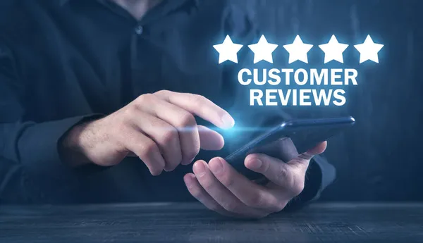 Man Using Smartphone Customer Reviews Business Concept — Stock Photo, Image