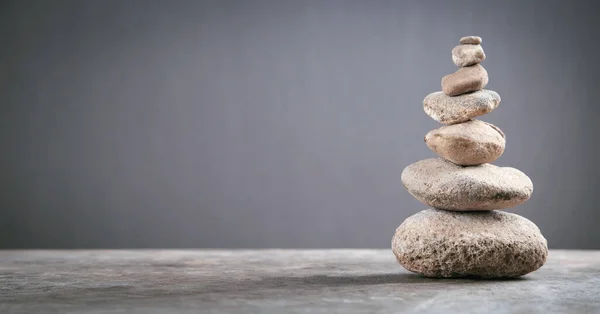 Balance Steine Auf Grauem Hintergrund — Stockfoto
