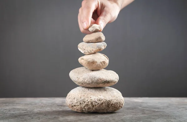 Männliche Hand Hält Gleichgewichtsstein — Stockfoto