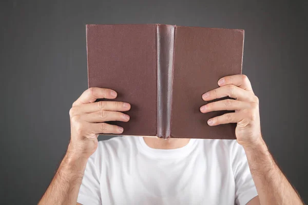 Muž Zakryl Tvář Knihou — Stock fotografie