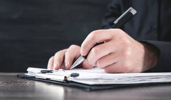 Судья-мужчина подписывает документ. Правосудие и право