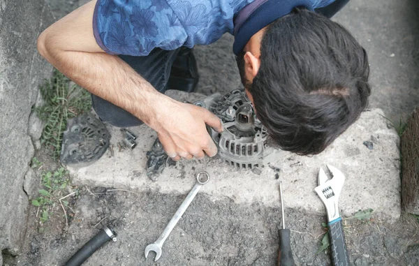 Hombre Repara Alternador Coches Centro Servicio — Foto de Stock