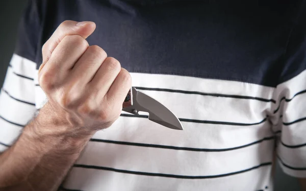 Мужская Рука Охотничьим Ножом — стоковое фото