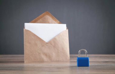Posta zarfı ve asma kilit. Güvenlik