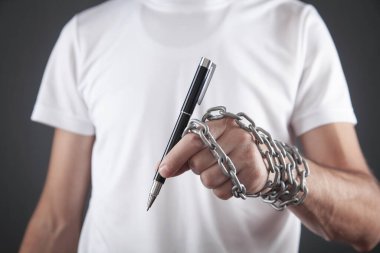 İnsan eli kalem, zincirli..