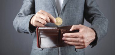  Adam cüzdanına Bitcoin koyuyor..