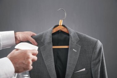 Temizlik sıvısı dezenfektan kullanan bir adam..