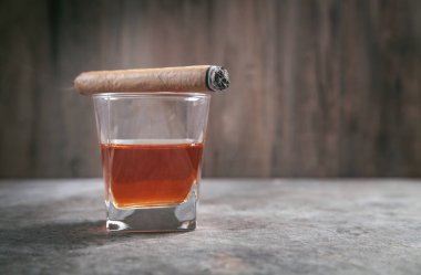 Masada bir bardak viski ve puro..