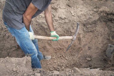 Kafkas işçisi çukur kazıyor.