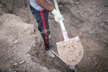 Kafkas işçisi çukur kazıyor.