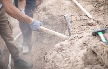 Kafkas işçisi çukur kazıyor.