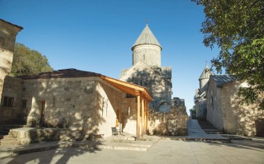 Ermeni kilisesi ve mavi gökyüzü.